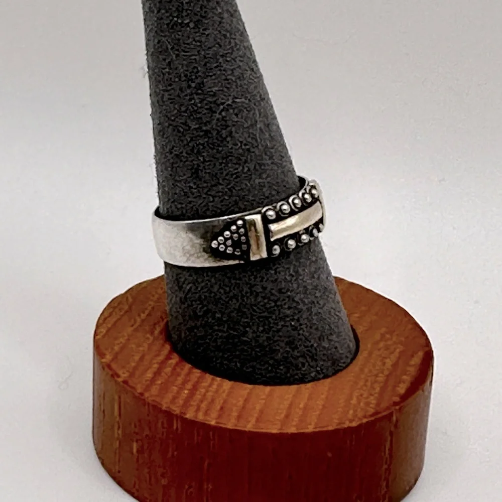 Sterling silver and gold-tone ring with raised detail - size 7 - Picture 2 of 5